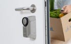 Urządzenie ABUS HomeTec PRO zamontowane na drzwiach - widok od wewnątrz.
