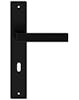 Czarna klamka QUBIK z długim szyldem w wersji na klucz pokojowy.